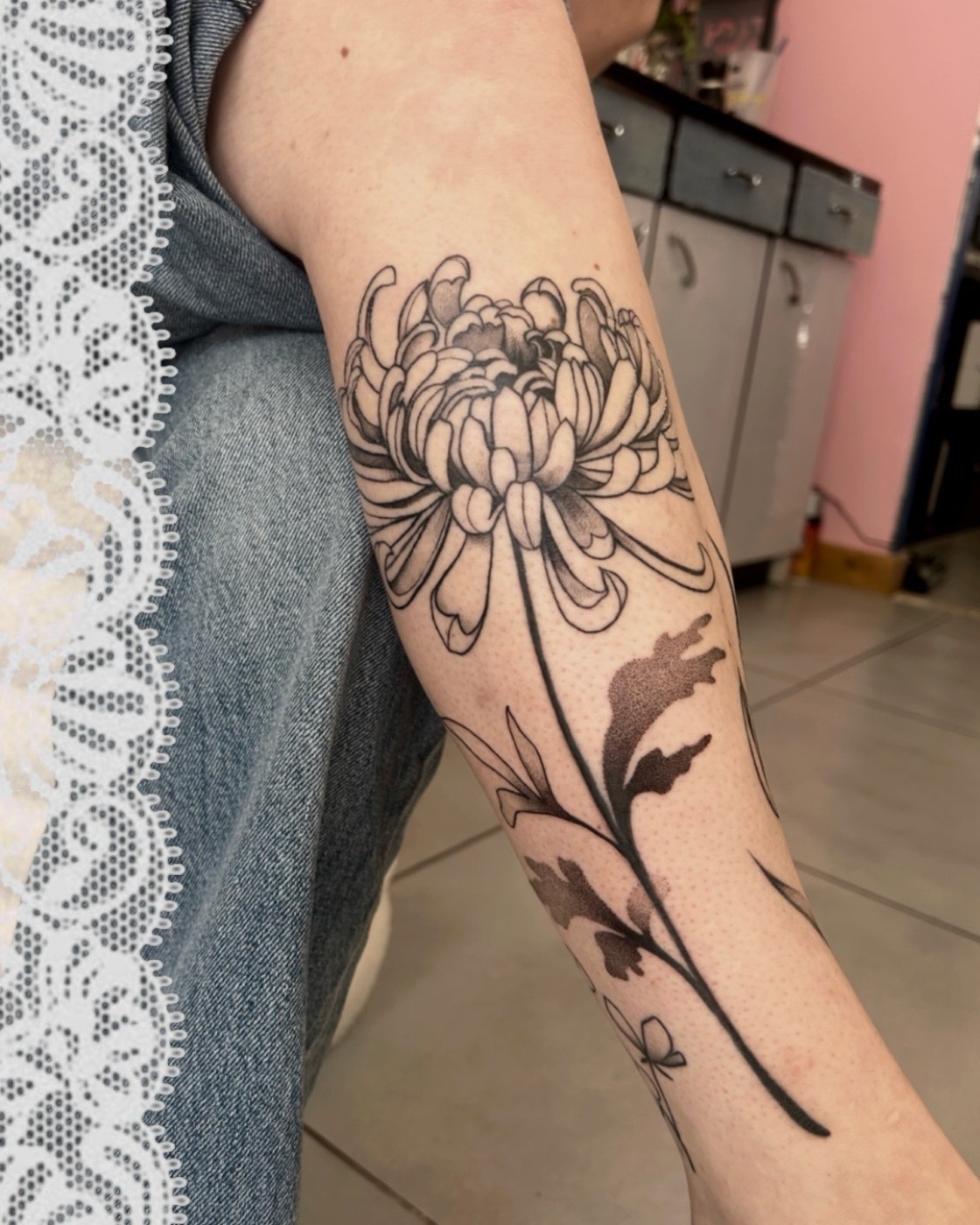 Chrysanthème fineline tatoué sur un avant-bras