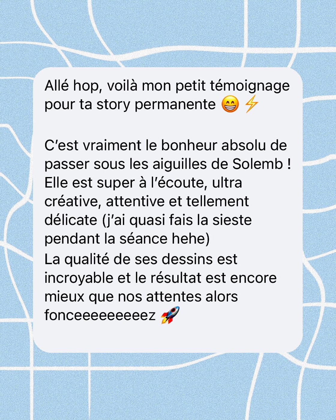 Cœur graphique sombre tatoué sur un mollet
