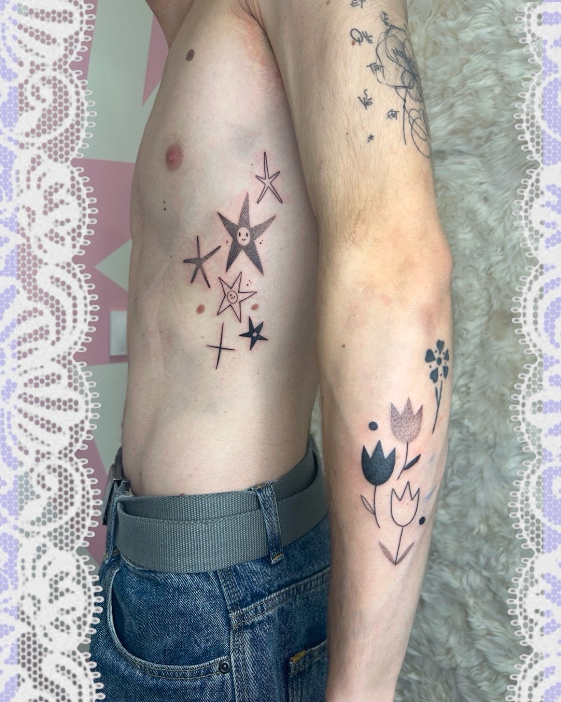 Étoiles et tulipes tatouées sur les bras