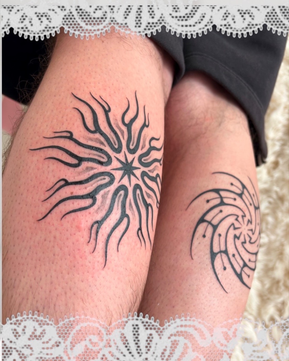 Soleil et spirale tribale tatoués sur les jambes